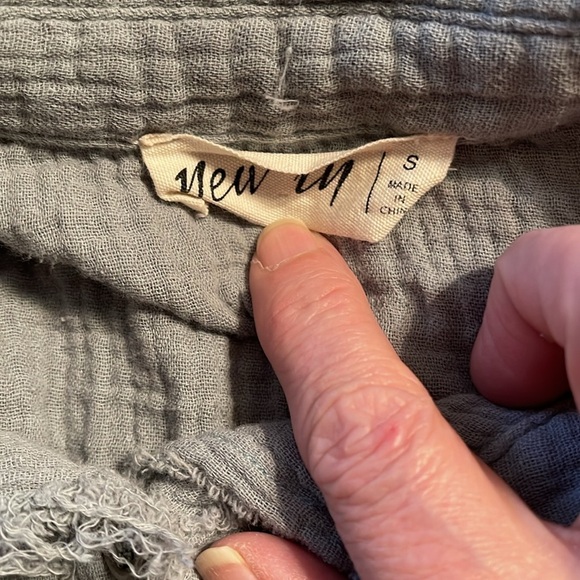 🌹NEW IN SAGE RAYON BUTTON DOWN BLOUSE - Picture 7 of 8